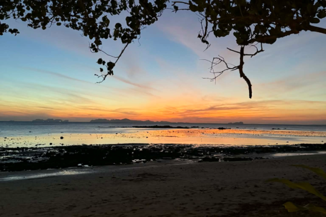 Koh Jum Beach Villas solnedgang stranden 750*500 Solnedgang over stranden ved Koh Jum Beach Villas