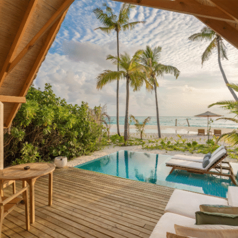 Terrasse og pool ved Beach pool villa på Fushifaru Maldives