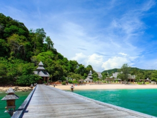 Båd, og Badebroen på Santhiya Koh Yao Yai