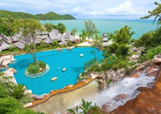Oversigt over pool og villaer på Santhiya Koh Yao Yai