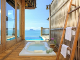 Værelse med pool og udendørs badekar på Santhiya Koh Yao Yai