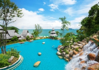 Vandfald ved poolen på Santhiya Koh Yao Yai