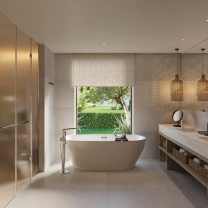 Ikos Kissamos Deluxe One Bedroom Suite Bathroom Badeværelset i Deluxe one bedroom suite på Ikos Kissamos